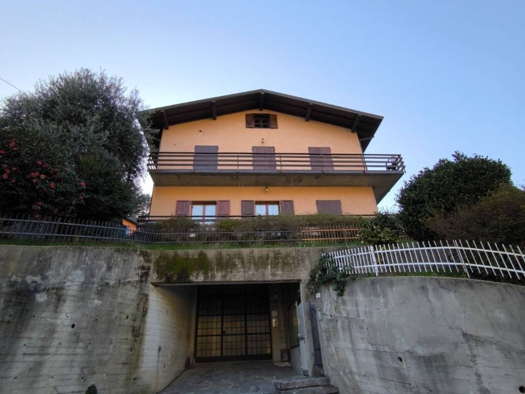 casa indipendente in vendita a Laveno-Mombello in zona Laveno
