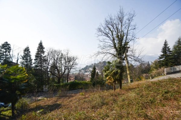terreno edificabile in vendita a Laveno-Mombello in zona Laveno