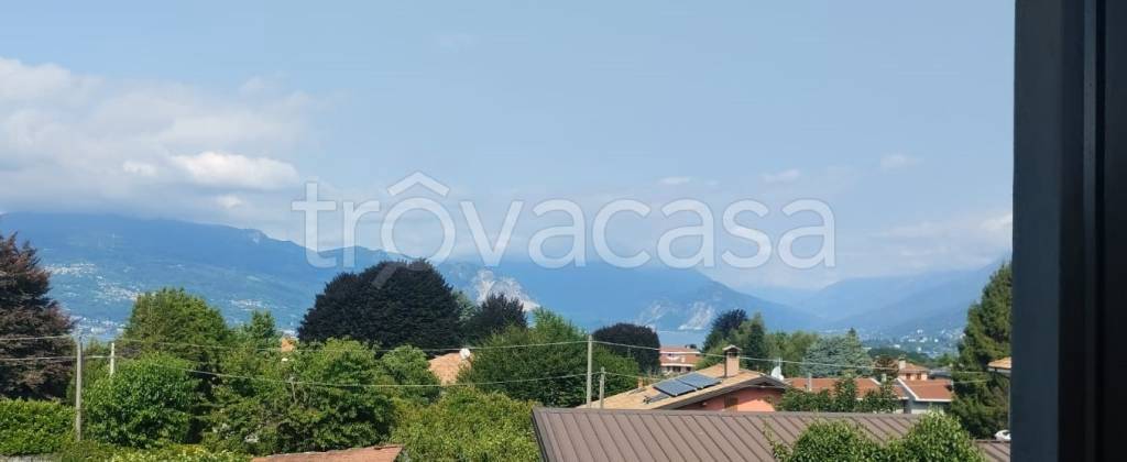 casa indipendente in vendita a Laveno-Mombello in zona Laveno