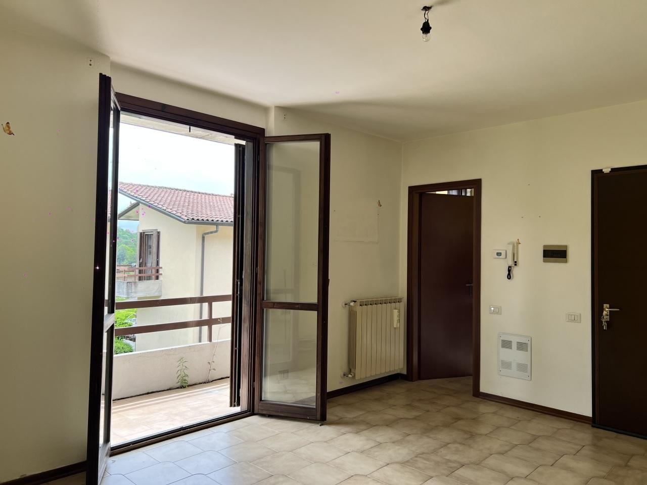 appartamento in vendita a Laveno-Mombello in zona Mombello