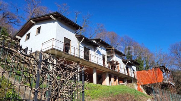 casa indipendente in vendita a Laveno-Mombello in zona Mombello