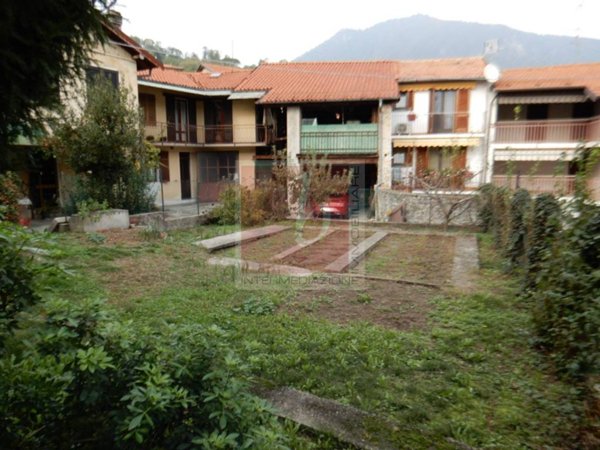 casa indipendente in vendita a Laveno-Mombello in zona Laveno