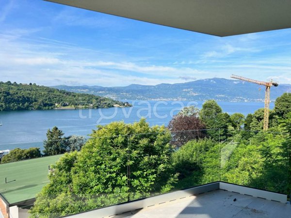 appartamento in vendita a Laveno-Mombello in zona Laveno