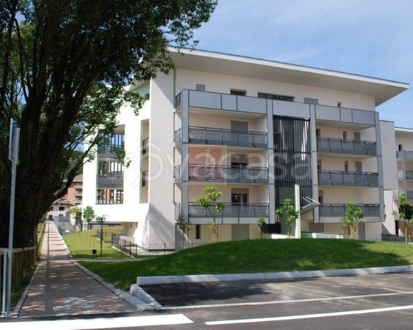 appartamento in vendita a Laveno-Mombello in zona Laveno