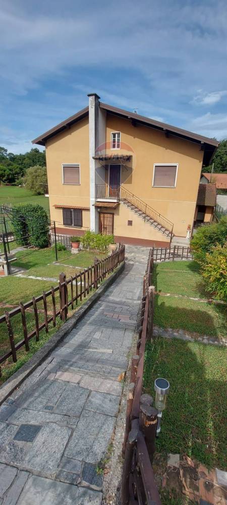 casa indipendente in vendita a Laveno-Mombello in zona Mombello