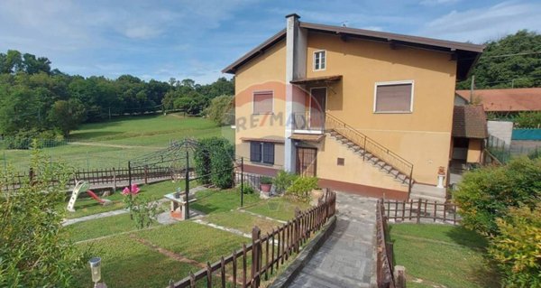 casa indipendente in vendita a Laveno-Mombello in zona Mombello