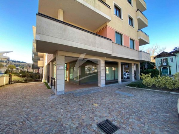 locale commerciale in vendita a Laveno-Mombello in zona Laveno