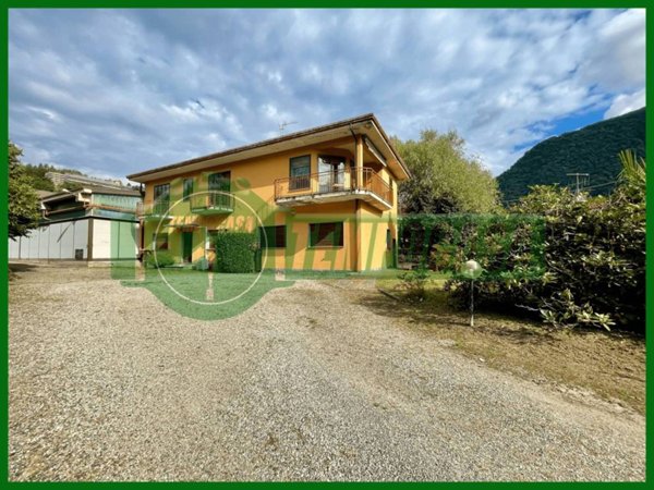 casa indipendente in vendita a Laveno-Mombello in zona Laveno