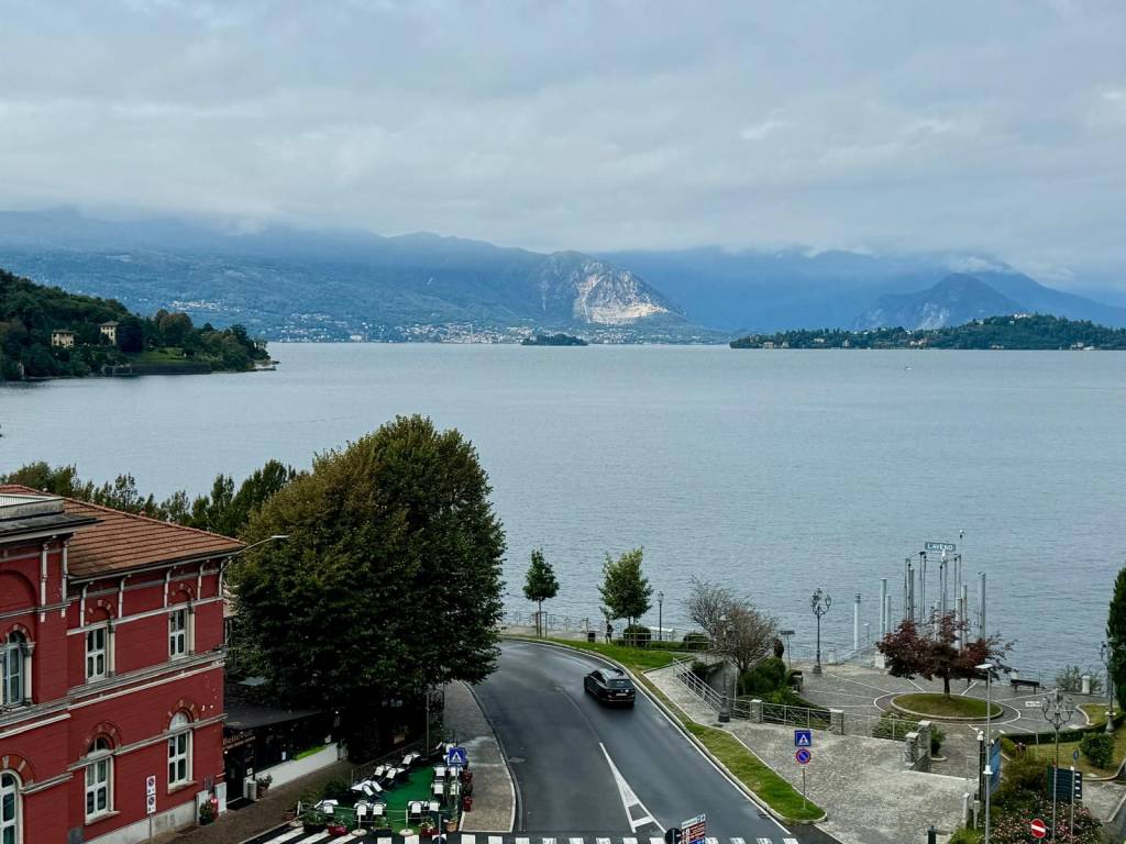 appartamento in vendita a Laveno-Mombello in zona Laveno