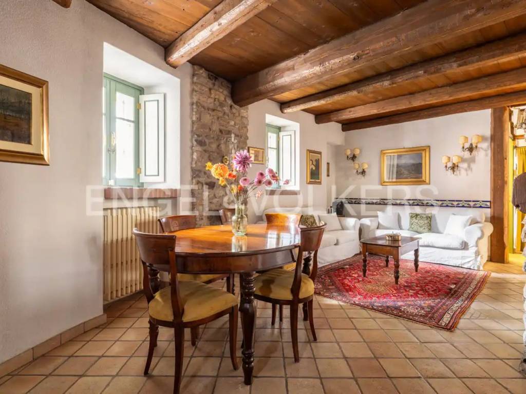 casa indipendente in vendita a Laveno-Mombello in zona Laveno