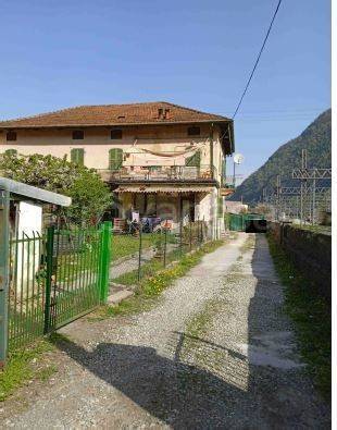appartamento in vendita a Laveno-Mombello in zona Laveno