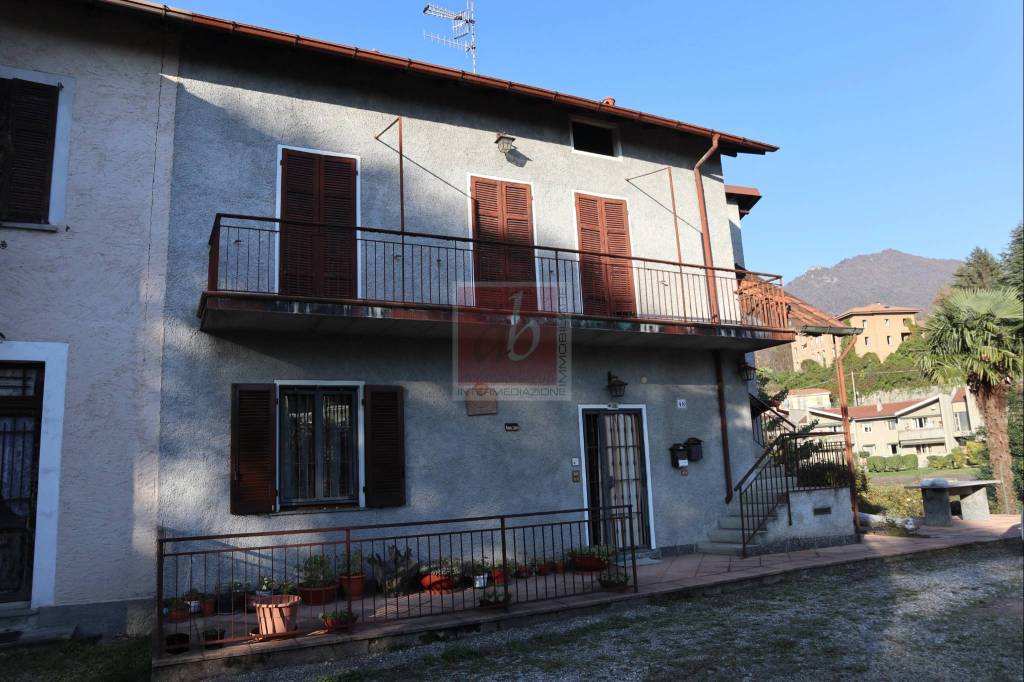 appartamento in vendita a Laveno-Mombello in zona Laveno