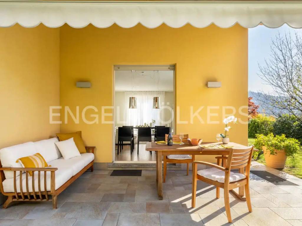 casa indipendente in vendita a Laveno-Mombello in zona Laveno