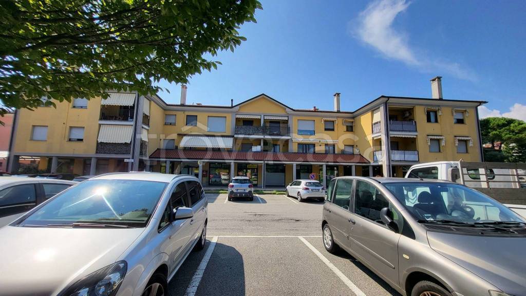 appartamento in vendita a Laveno-Mombello in zona Laveno