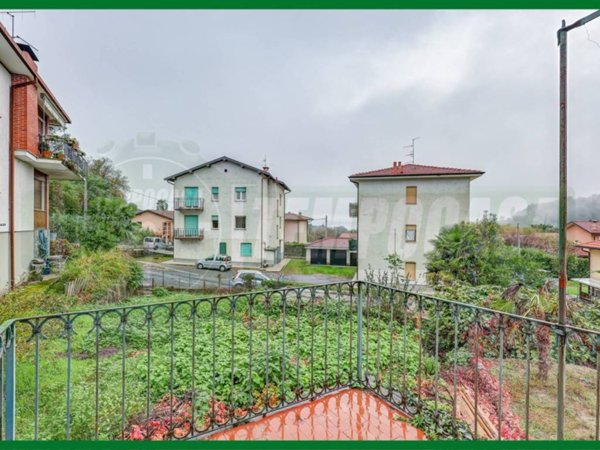 appartamento in vendita a Laveno-Mombello in zona Laveno