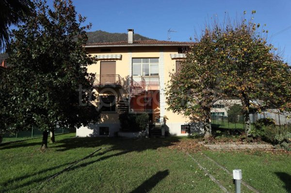 casa indipendente in vendita a Laveno-Mombello in zona Mombello