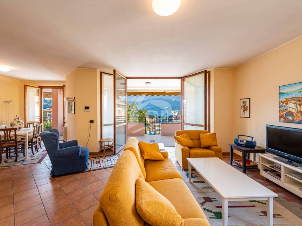 appartamento in vendita a Laveno-Mombello in zona Laveno