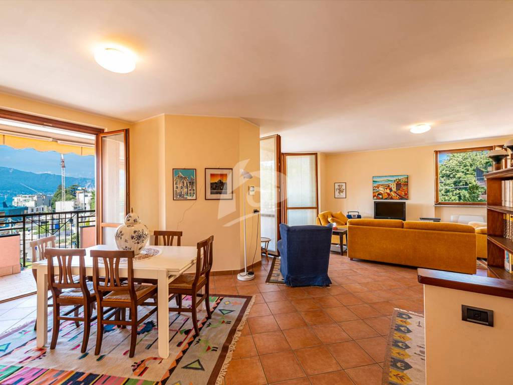 appartamento in vendita a Laveno-Mombello in zona Laveno