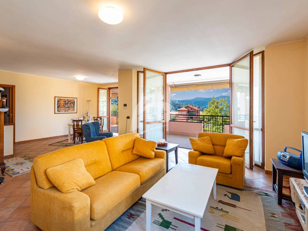 appartamento in vendita a Laveno-Mombello in zona Laveno