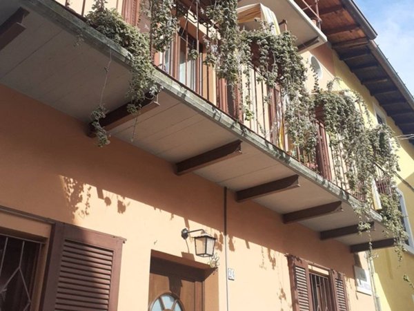 casa indipendente in vendita a Laveno-Mombello in zona Laveno