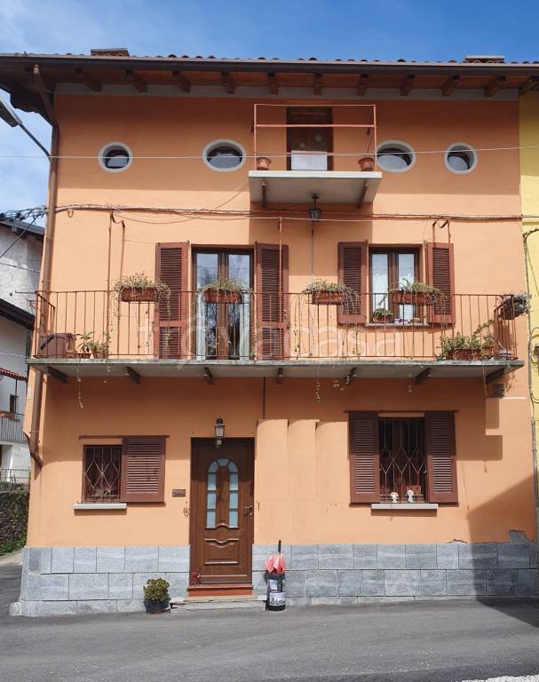 appartamento in vendita a Laveno-Mombello in zona Laveno