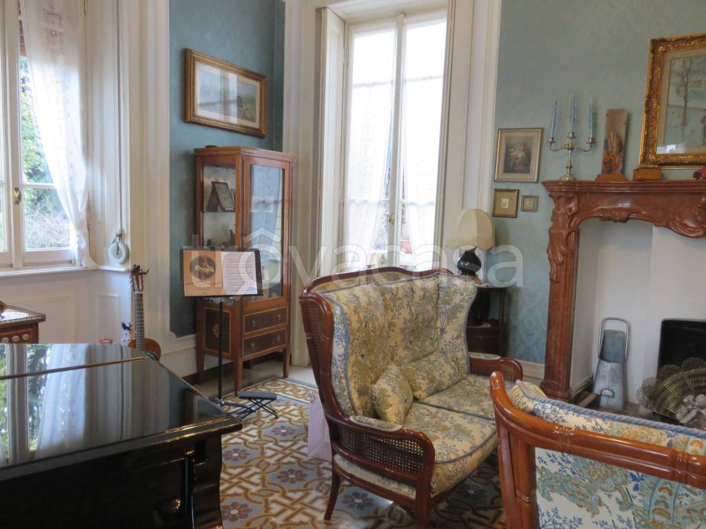 casa indipendente in vendita a Laveno-Mombello in zona Laveno