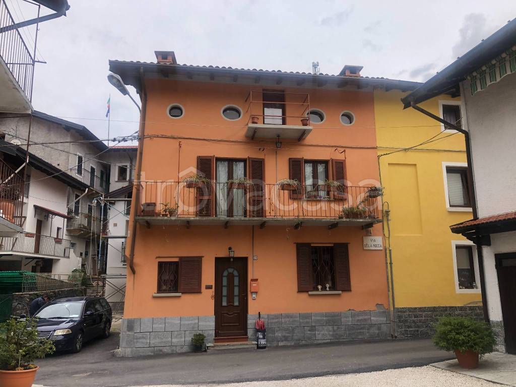 casa indipendente in vendita a Laveno-Mombello in zona Laveno