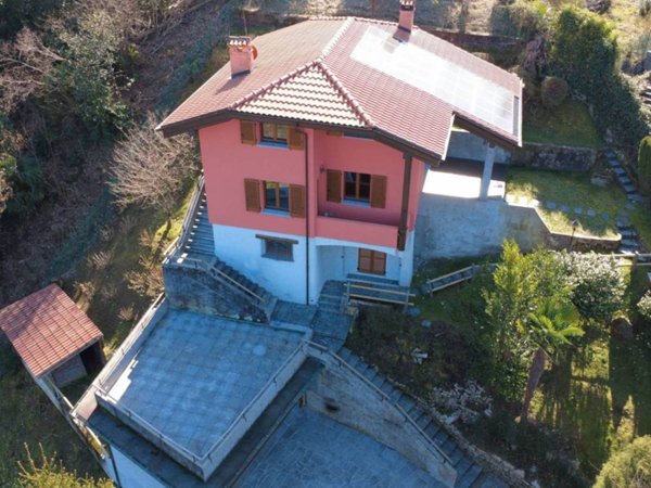 casa indipendente in vendita a Laveno-Mombello in zona Laveno
