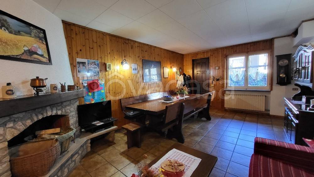 casa indipendente in vendita a Laveno-Mombello in zona Laveno