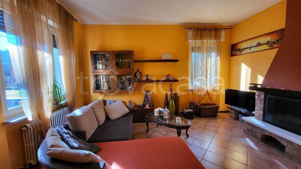 casa indipendente in vendita a Laveno-Mombello in zona Laveno
