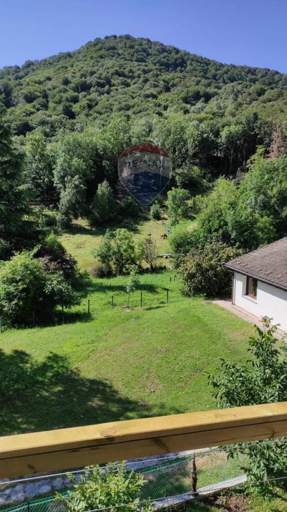 casa indipendente in vendita a Laveno-Mombello in zona Casere