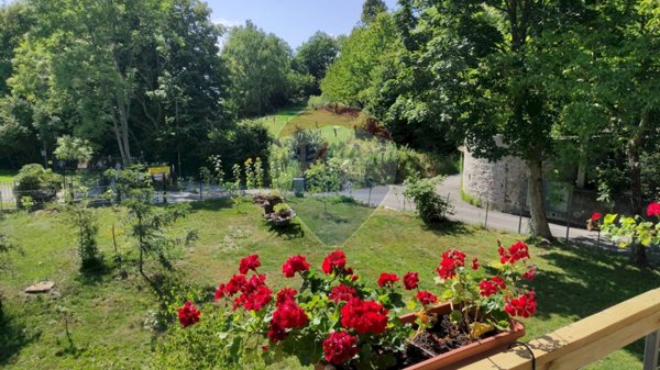 casa indipendente in vendita a Laveno-Mombello in zona Casere