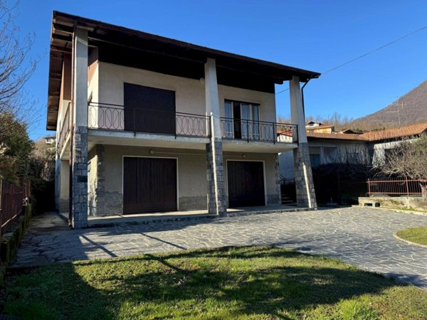 casa indipendente in vendita a Laveno-Mombello in zona Laveno