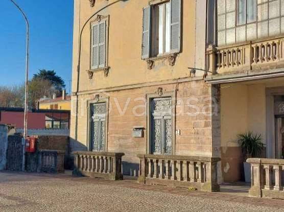 appartamento in vendita a Laveno-Mombello in zona Laveno