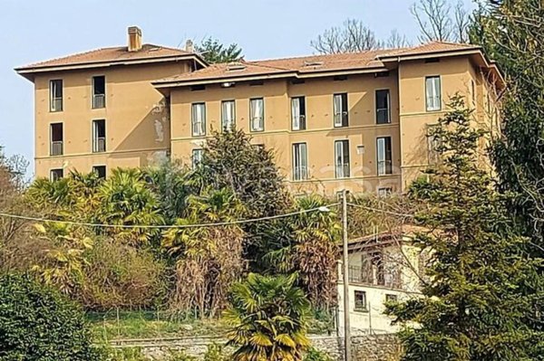negozio in vendita a Laveno-Mombello in zona Laveno