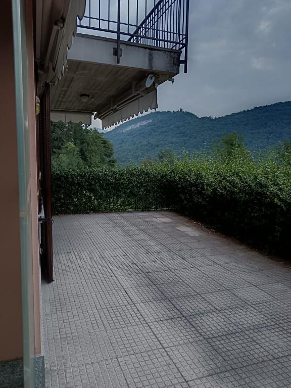 appartamento in vendita a Laveno-Mombello in zona Mombello