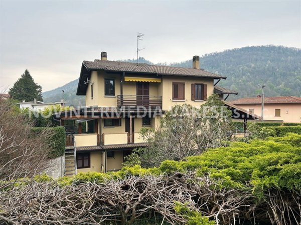 casa indipendente in vendita a Laveno-Mombello in zona Laveno