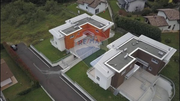 casa indipendente in vendita a Laveno-Mombello in zona Laveno