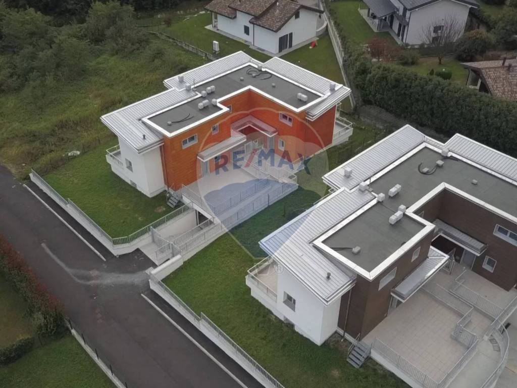 casa indipendente in vendita a Laveno-Mombello in zona Laveno