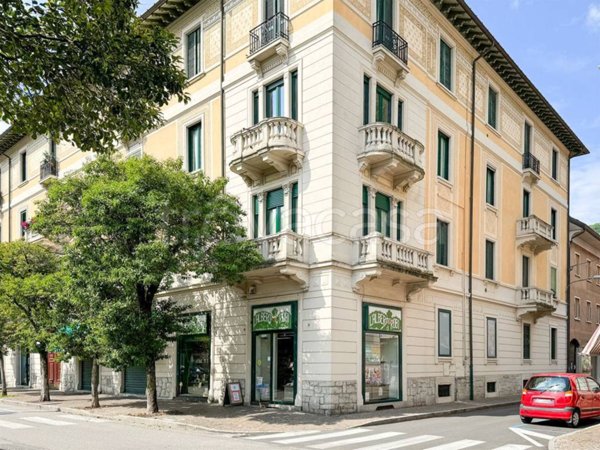 negozio in vendita a Laveno-Mombello in zona Laveno