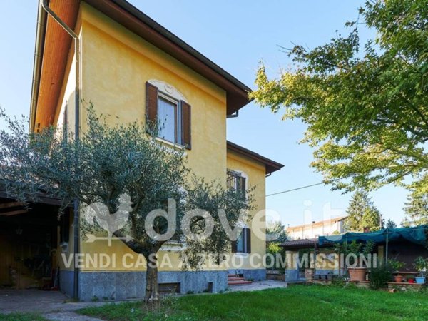 casa indipendente in vendita a Laveno-Mombello in zona Laveno