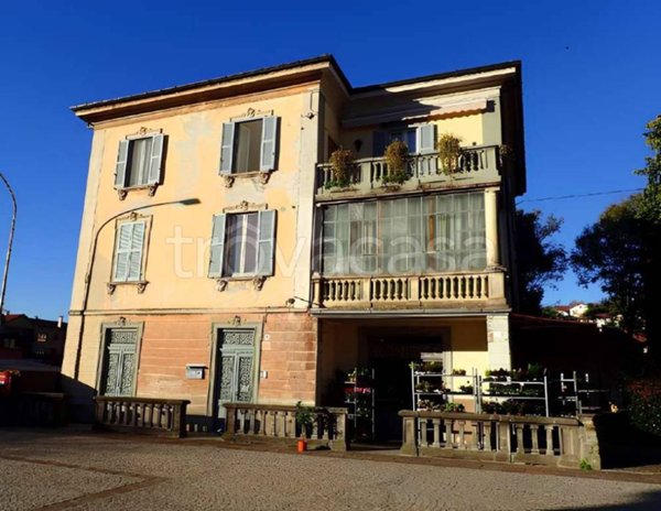 appartamento in vendita a Laveno-Mombello in zona Laveno