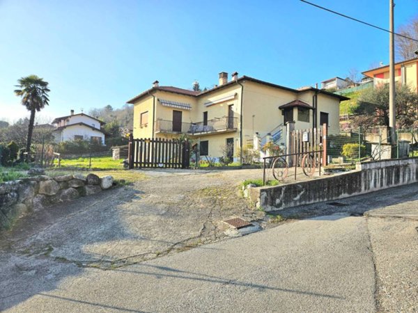 casa indipendente in vendita a Laveno-Mombello in zona Mombello