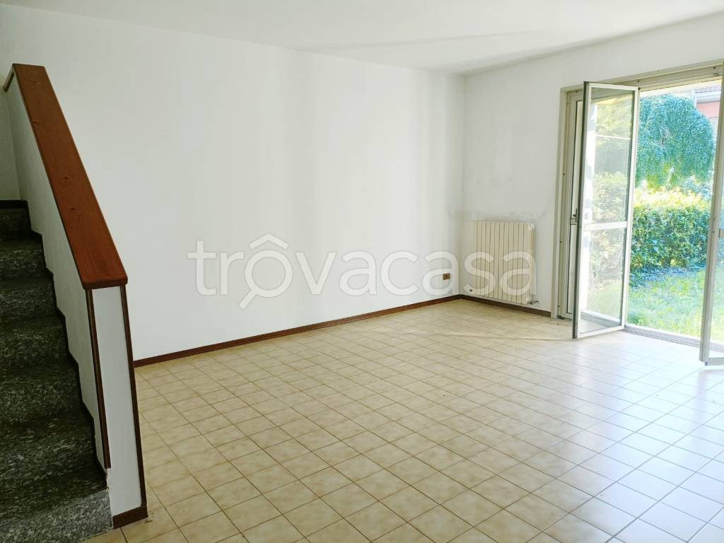casa indipendente in vendita a Laveno-Mombello in zona Laveno
