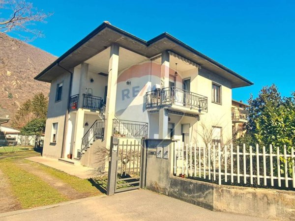 casa indipendente in vendita a Laveno-Mombello in zona Laveno