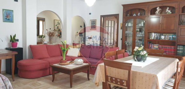 casa indipendente in vendita a Laveno-Mombello