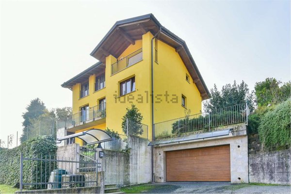 casa indipendente in vendita a Laveno-Mombello in zona Laveno