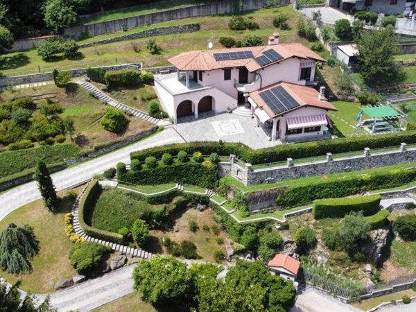 casa indipendente in vendita a Laveno-Mombello in zona Laveno