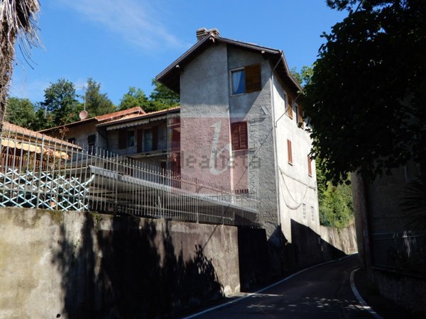 casa indipendente in vendita a Laveno-Mombello in zona Mombello