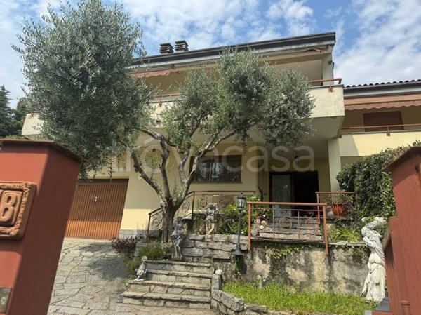 casa indipendente in vendita a Laveno-Mombello in zona Laveno